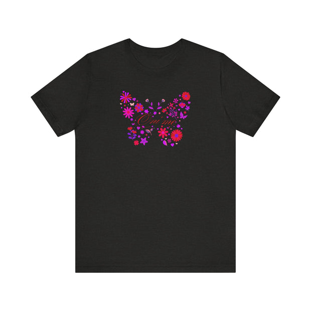 “Floral Butterfly Women Tee – Casual Summer Shirt, Butterfly Design T-Shirt, Gift for Nature Lovers, Spring Fashion Top, Oni mẹ (Mother in Urhobo)” ✅